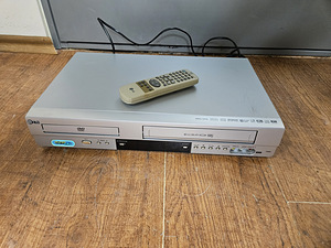 LG V9900” DVD + VHS kombo. (2 foto / 3)