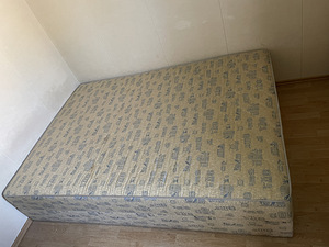 Kaheinimesevoodi kastiga (1 foto / 2)