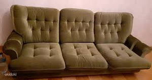 Винтажный зеленый диван