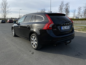 Volvo V60 2.0 SUMMUM D3 120kW (6 foto / 14)