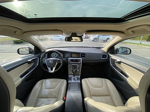 Volvo V60 2.0 SUMMUM D3 120kW (7 foto / 14)