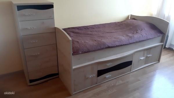 Кровать с матрасом и комодом (фото #1)