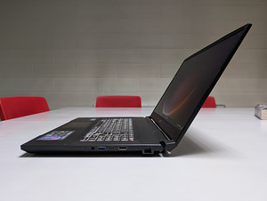 MSI Katana B13VGK - i7 / RTX 4070 / 16GB DDR5 / 1TB NVME (2 foto / 5)