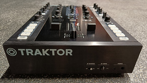Traktor Kontrol Z2 (4 фото из 7)