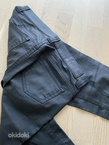 Черные брюки Diesel с блестящей вощеной обработкой (фото #2)