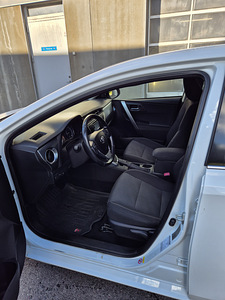 TOYOTA AURIS 73 kW / 18 kW/ Bensiin/hübriid/automaat/2015a (6 foto / 9)