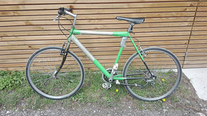 Urban stiilis 26" linna jalgratas 56cm, kitsad kummid, alarm (1 foto / 6)