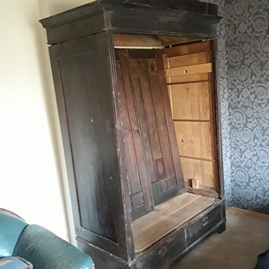 Старый шкаф из дерева , сделан столяром