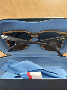 Tommy Hilfiger päikeseprillid (3 foto / 3)