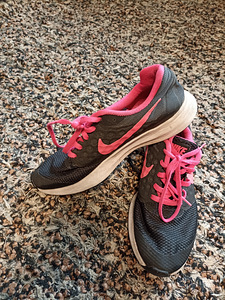 Nike tossud tüdrukule suurus 35.5 (3 foto / 6)
