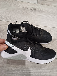 Nike UUED tossud tüdrukule suurus 36.5 (2 foto / 6)