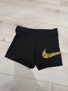 Nike lühikesed püksid tüdrukule suurus 134-146