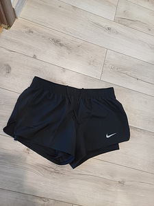 Nike uued lühikesed püksid naistele suurus L