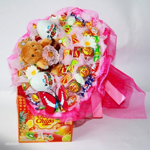 Детские букеты из конфет с игрушками (фото #1)