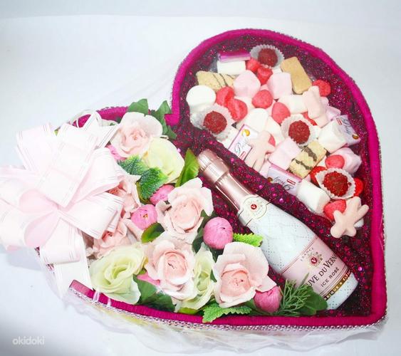 Сьедобное сердце с розами из конфет (фото #3)