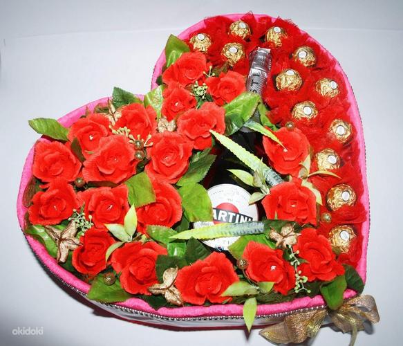 Сладкое сердце с розами из ктнфет (фото #1)