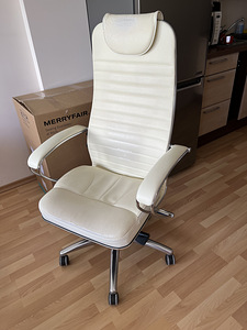 Компьютерное кресло из эко-кожи, куплено за 270 евро.