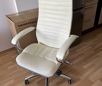 Компьютерное кресло из эко-кожи, куплено за 270 евро.