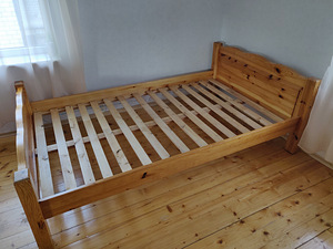 Täispuidust voodi / voodiraam (1 foto / 2)