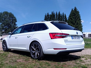 Skoda Superb 2.0 110kw DSG (2 foto / 11)