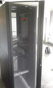 APC NetShelter SX 42U Server Rack Enclosure 600mm x 1070mm w (2 foto / 9)