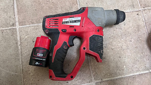 Akupuurvasar Milwaukee M12 H FUEL +aku 3,0 AH (3 foto / 5)