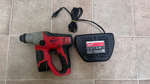 Akupuurvasar Milwaukee M12 H FUEL +aku 3,0 AH (5 foto / 5)