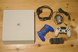 PS4 Pro, 2 x DualShock 4, 1TB Samsung SSD (1 foto / 3)