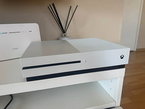 XBOX One S 1TB + геймпад + 3 игры (8 фото из 8)