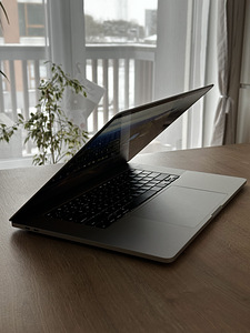 MacBook Pro 16'' / 2.6 GHz Core i7 / 32 GB RAM / 512 GB SSD (1 foto / 7)