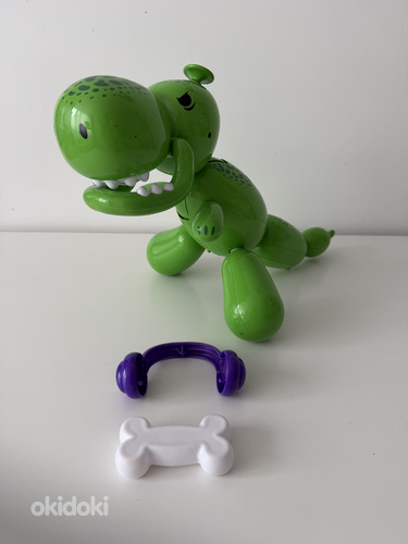 Mängurobot Squeakee the balloon dino.