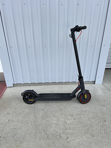 Xiaomi M365 Pro 1 (200 km) (1 foto / 3)