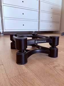IsoAcoustics ISO-200SUB isolatsioonialus (1 foto / 3)