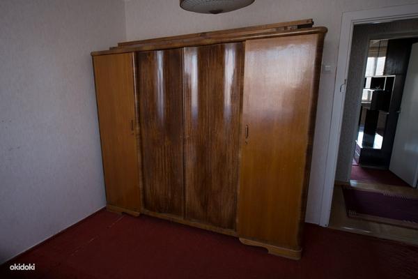 Старинный шкаф для одежды (фото #1)