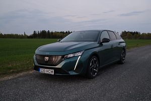 Peugeot 308 Allure Pack PureTech 130 AT8 1.2 96kW (2 foto / 10)