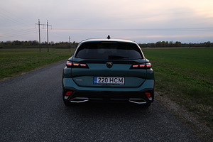 Peugeot 308 Allure Pack PureTech 130 AT8 1.2 96kW (4 foto / 10)