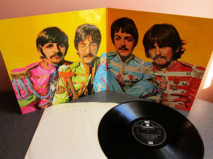 The Beatles - Sgt. Pepper's Lonely Hearts Club Band (UK) (3 foto / 4)