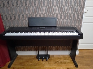 Portable grand piano Yamaha DGX-670 (digitaalne klaver) (2 foto / 2)