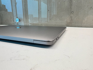 MacBook Pro 15.4” 2017 Space Grey / TouchBar (4 foto / 8)