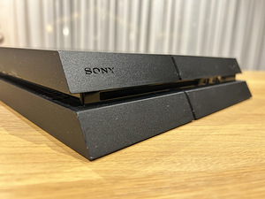 Sony Playstation 4 + 2 контроллера + 1TB диск (2 фото из 4)