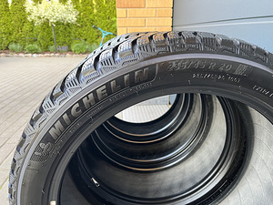 235/45 R20 MICHELIN X Ice North 4 SUV (2 foto / 4)