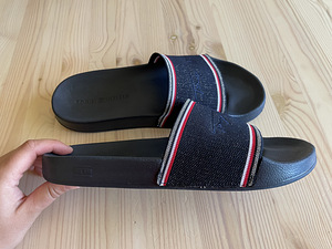 Tommy Hilfiger naiste plätud s.40 (1 foto / 5)