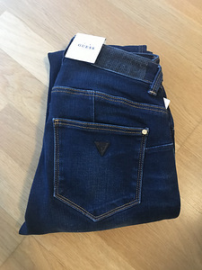 Новые джинсы Guess (2 фото из 3)