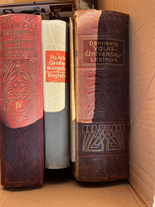 Продавать различные старые книги комплектом (коробкой). (9 фото из 9)