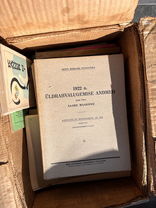Продаются различные старые книги комплектом (коробкой). (4 фото из 4)