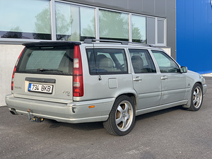 Volvo V70 T-5 Комби 2.3L R5 Turbo 176KW Мануал Бензин (4 фото из 9)