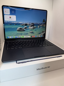 MacBook Air 13-дюймовый, M5 2026 темно-синий (1 фото из 2)