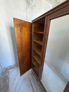 Шкаф с зеркалом (3 фото из 4)