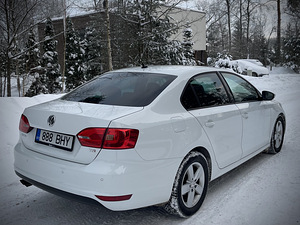 Volkswagen Jetta (6 foto / 8)