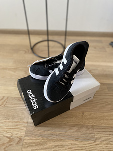 Adidas кроссовки s32 (1 фото из 2)